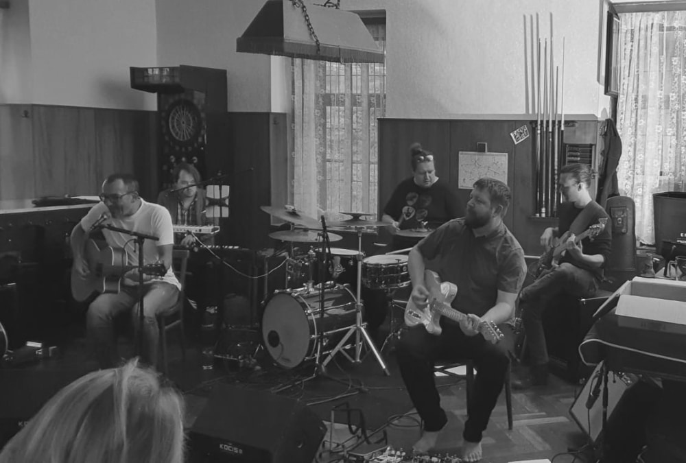 Tomáš Průša Band zahrál u naší sousedky Magdy v Restauraci U Rezků